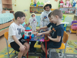 Дети играют в игру "Космические исследования" Дети играют в игру "Космические исследования".