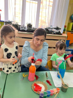 Мама с дочкой украшают бутылку стразами Мама с дочкой украшают бутылку стразами.