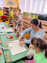 Родительница с детьми изготавливает поделку Родительница с детьми изготавливает поделку.