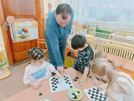 Дети играют в шахматы Дети играют в шахматы.