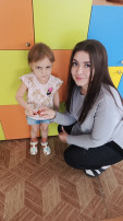 Ребенок и воспитатель с поделкой "Георгиевская лента" Ребенок и воспитатель с поделкой "Георгиевская лента".