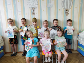 Дети с рисунками к Дню Победы Дети с рисунками к Дню Победы.