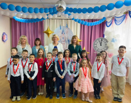 Выпускники и педагоги группы "Звездочка" Выпускники и педагоги группы "Звездочка".