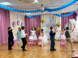 Сценка "Вперед в будущее", группа "Ромашка" Сценка "Вперед в будущее", группа "Ромашка".
