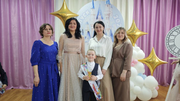 Выпускник с педагогами группы "Ромашка" Выпускник с педагогами группы "Ромашка".