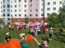 Дети танцуют с султанчиками Дети танцуют с султанчиками.