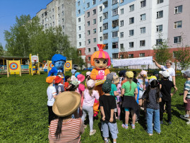Симка и Нолик дарят ребятам подарки Симка и Нолик дарят ребятам подарки.