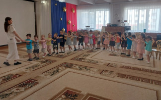 Малыши катаются на музыкальном паровозике Малыши катаются на музыкальном паровозике.