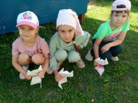 Дети со своей поделкой "Котик" (оригами) Дети со своей поделкой "Котик" (оригами).