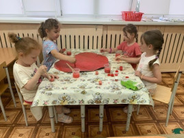Изготовление ромашек детьми Изготовление ромашек детьми.