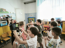 Мальчики дарят девочкам венки из ромашек Мальчики дарят девочкам венки из ромашек.