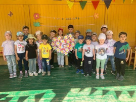 дети с поделкой к дню семьи дети с поделкой к дню семьи.