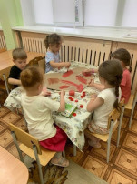Дети делают поделку к дню семьи Дети делают поделку к дню семьи.