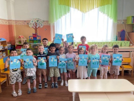 дети с поделкой к дню семьи дети с поделкой к дню семьи.